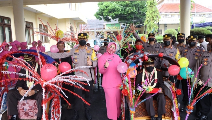 Kapolres Situbondo Lepas Tiga Anggota Purna Tugas, Begini Harapan AKBP Andi Sinjaya