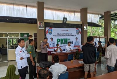 111 Orang Kecamatan Sumbermalang Terima Bansos PKH plus Tahap IV PAPBD Tahun Anggaran 2022